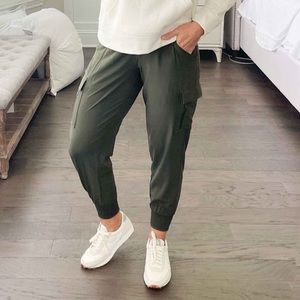 Women's Stretch Woven Tapered Cargo Pants/Jogers